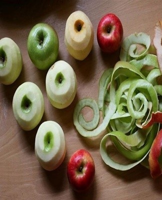 Les épluchures de pommes de terre, les pelures de pommes, les poires sont utilisées pour nettoyer la vaisselle émaillée.