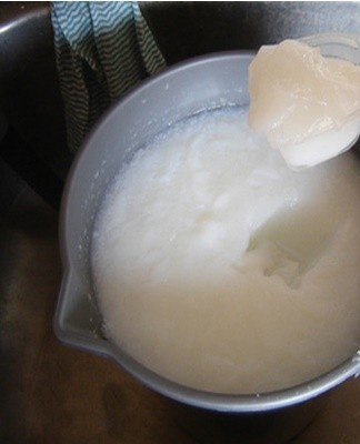 Le gel maison est fabriqué à base de savon pour bébé.