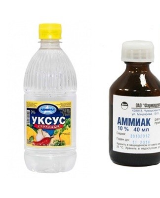 Pour l'adhésif séché qui reste sur le carreau après réparation sous forme de stries, une solution de vinaigre avec de l'ammoniaque convient.