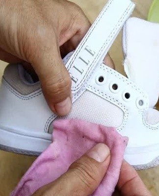 Le produit est appliqué sur les chaussures avec une éponge et frotté sur la surface jusqu'à formation de mousse.