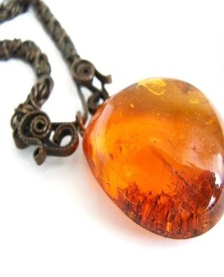 Amber sieraden moeten worden beschermd tegen de zon.