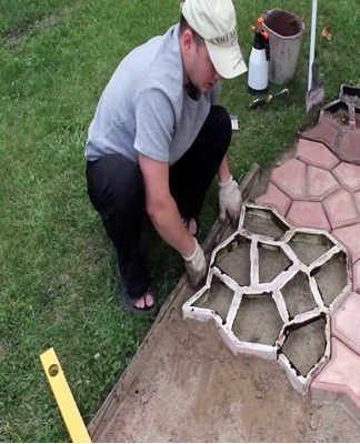 Vous pouvez créer vous-même une allée de jardin pour votre jardin.