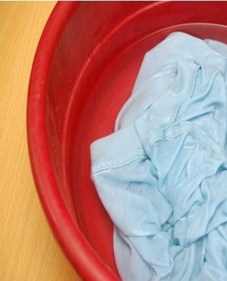 TOP 13 remedies en methoden om visgeur op kleding kwijt te raken