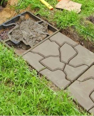 U hoeft geen geld uit te geven aan het kopen van een kant-en-klaar sjabloon voor het gieten van een tuinpad, maar maakt het zelf van houten blokken.