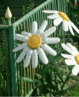 Pour faire une fleur, utilisez des bouteilles blanches opaques avec un couvercle jaune, qui n'ont pas besoin d'être peintes.