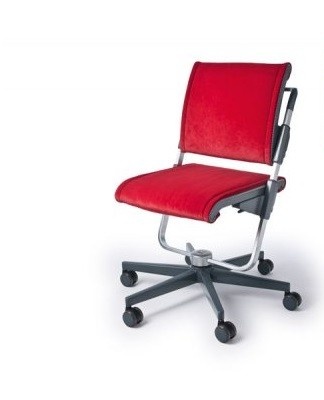 De fabrikant produceert houten en ergonomische stoelen en fauteuils voor kinderen