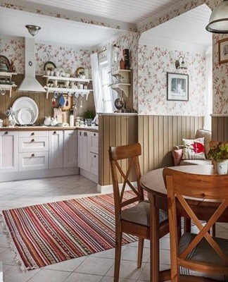 Lichte kleuren, eenvoudige meubels, wijnranken of een tafel en stoelen van natuurlijk hout