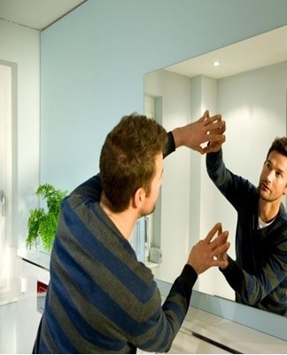 Sommige mensen besluiten spiegels in de kleedkamer of gang te installeren.