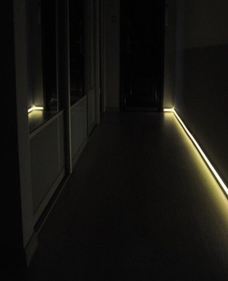 Des sources lumineuses ponctuelles et LED sont montées dans les plinthes.