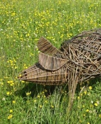 Van kreupelhout en gesnoeide boomtakken kun je decoratieve acaciahekken en manden, grappige dierenfiguren, samenstellen.