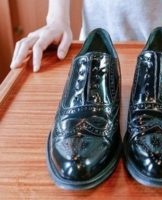 Comment prendre soin des chaussures en cuir verni à la maison, les meilleurs produits de nettoyage