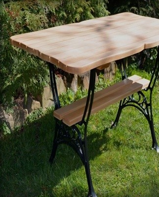 Le choix d'une table de jardin pour une résidence d'été dépend de l'expérience du bois et de la disponibilité des outils.