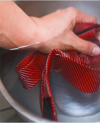 Het herenaccessoire van natuurlijke stoffen kan alleen met de hand worden gewassen.