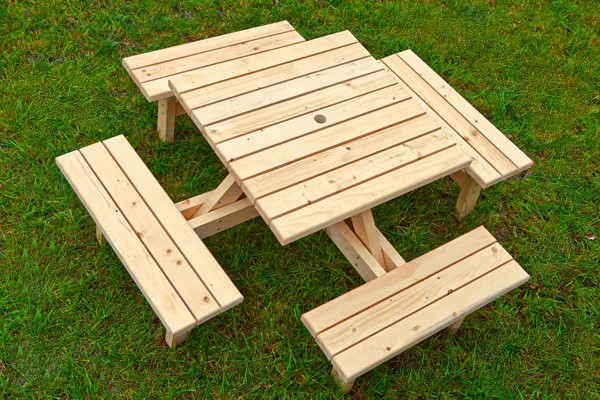 bancs avec une table