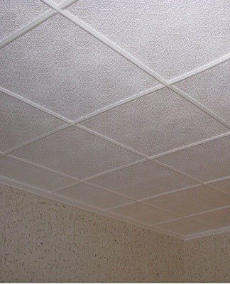 Comment coller rapidement et magnifiquement des carreaux de plafond de vos propres mains