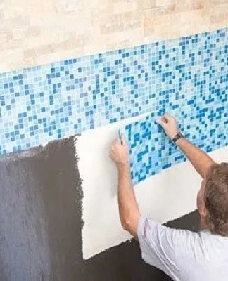 Un adhésif à deux composants est utilisé pour fixer la mosaïque sur une surface lisse.