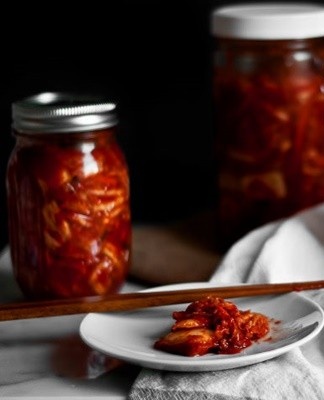 Le chou de Pékin ne croque pas dans la marinade ou la saumure, mais il s'avère non moins savoureux que les variétés de chou blanc habituelles.