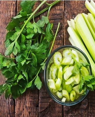 Les feuilles de céleri ne perdent pas leur saveur lorsqu'elles sont séchées; le produit peut être mariné et salé.