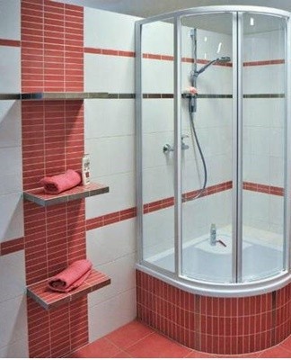 Le receveur semi-circulaire donne à la cabine de douche un aspect original et s'intègre parfaitement à l'intérieur de la salle de bain.