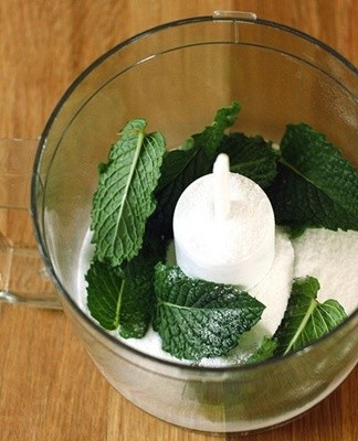 le sucre de menthe poivrée peut être ajouté aux sauces et aux vinaigrettes, saupoudré de baies et de yaourts.