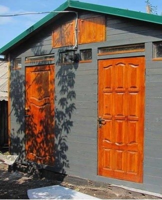 Dans les placards, il est d'usage d'installer des portes en bois suspendues à des charnières métalliques.