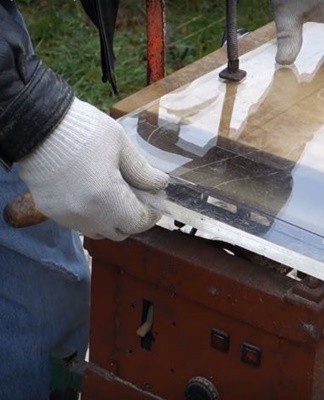 Pour obtenir une forte adhérence, il est nécessaire de préparer les surfaces à coller.