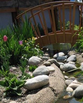 L'une des erreurs est l'apparence ridicule du pont dans le paysage du jardin.