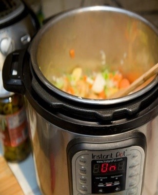 Het koken van bouillon en soep is vergelijkbaar met het koken van vlees en groenten.