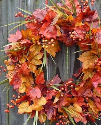 Les feuilles d'automne lumineuses peuvent être utilisées pour faire une belle couronne.