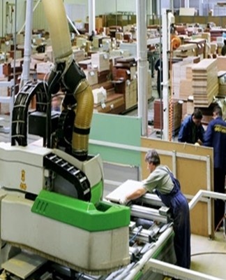 Dans la production de meubles, la colle de caséine est souvent utilisée pour fabriquer des meubles en bois durables.