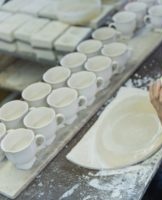 Revue des meilleurs fabricants d'adhésifs pour céramique et porcelaine, mode d'emploi