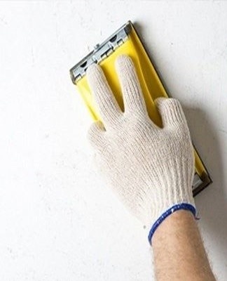 Au stade initial, vous devrez enlever les restes de matériaux de finition des murs: badigeon, peinture, mastic et autres