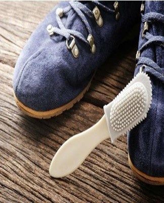 Tout d'abord, les bottes sont nettoyées avec une brosse spéciale.