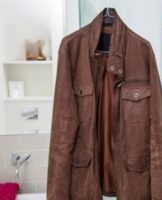 Comment nettoyer correctement une veste en daim à la maison