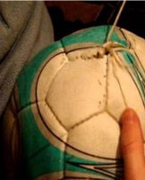 Instructions étape par étape sur comment et quoi de mieux pour coller un ballon de football