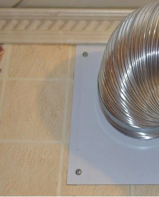 Les tuyaux en aluminium sont pratiques car ils se plient bien, simplifiant ainsi l'installation du conduit.