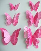 Faire des papillons sur le mur de vos propres mains à l'aide d'un pochoir en papier et comme c'est beau de le coller