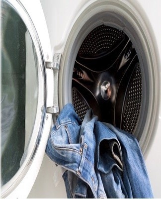 De broek kan met de hand of in de wasmachine worden geverfd.