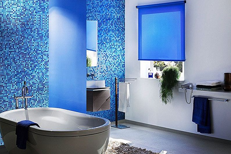 La palette de couleurs de la salle de bain en bleu est l'une des plus réussies.