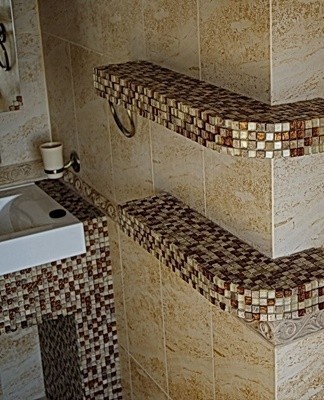 Il existe un grand choix de matériaux pour carreler la salle de bain avec des mosaïques, dont le coût dépend des caractéristiques de qualité.