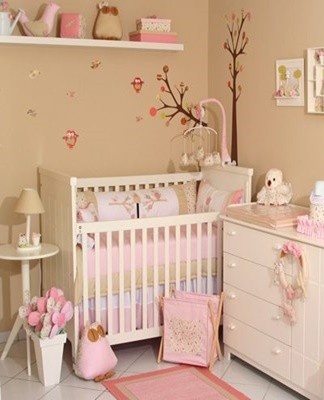 Lors de la décoration d'une chambre pour une fille, une couleur rose délicate est souvent utilisée.