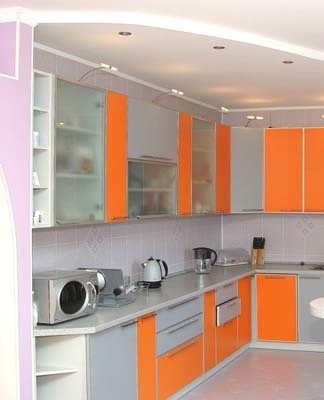 La cuisine gris-orange a l'air moderne.