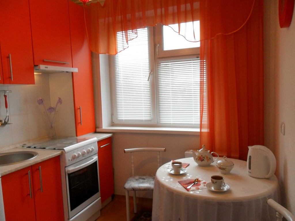 La cuisine gris-orange a l'air moderne.