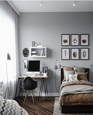 Les murs et le plafond de la chambre sont peints dans des tons gris clair