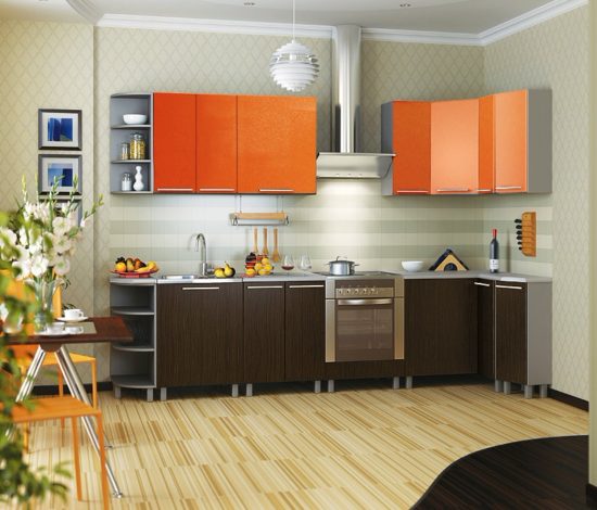 La cuisine gris-orange a l'air moderne.