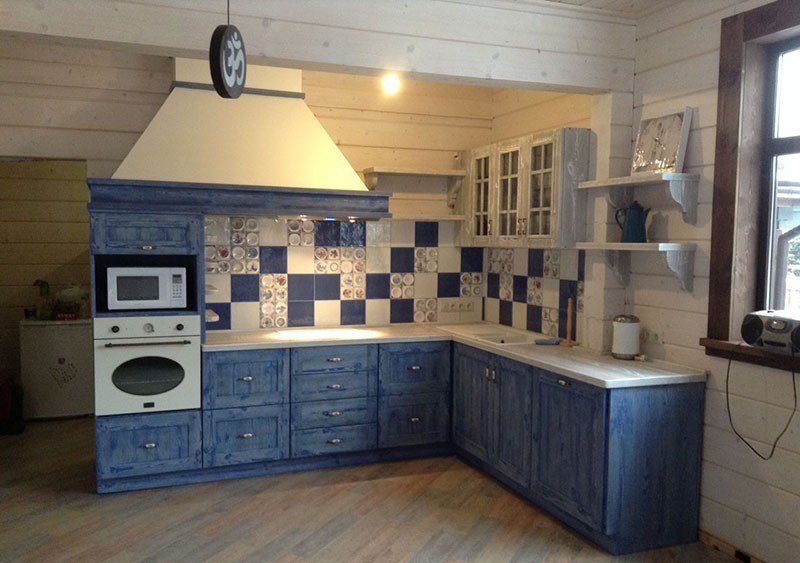 keuken in blauwe stijl met grijs