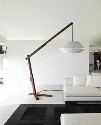 La base d'un lampadaire de style loft se présente sous la forme d'un trépied, d'une poutre d'éclairage.