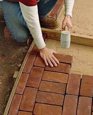 Le meilleur moyen rapide de paver est de poser la brique à plat.