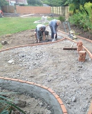 Zonder een hoogwaardige fundering zal het tuinpad na het eerste seizoen in golven "gaan".