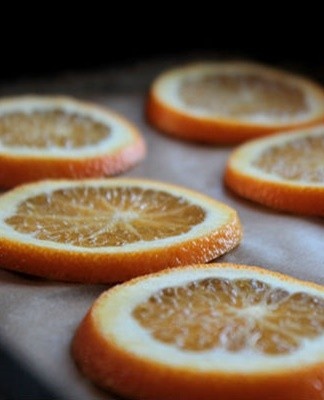 Sur la palette préparée, il reste à disposer les tranches d'orange et placer le tout sur le radiateur